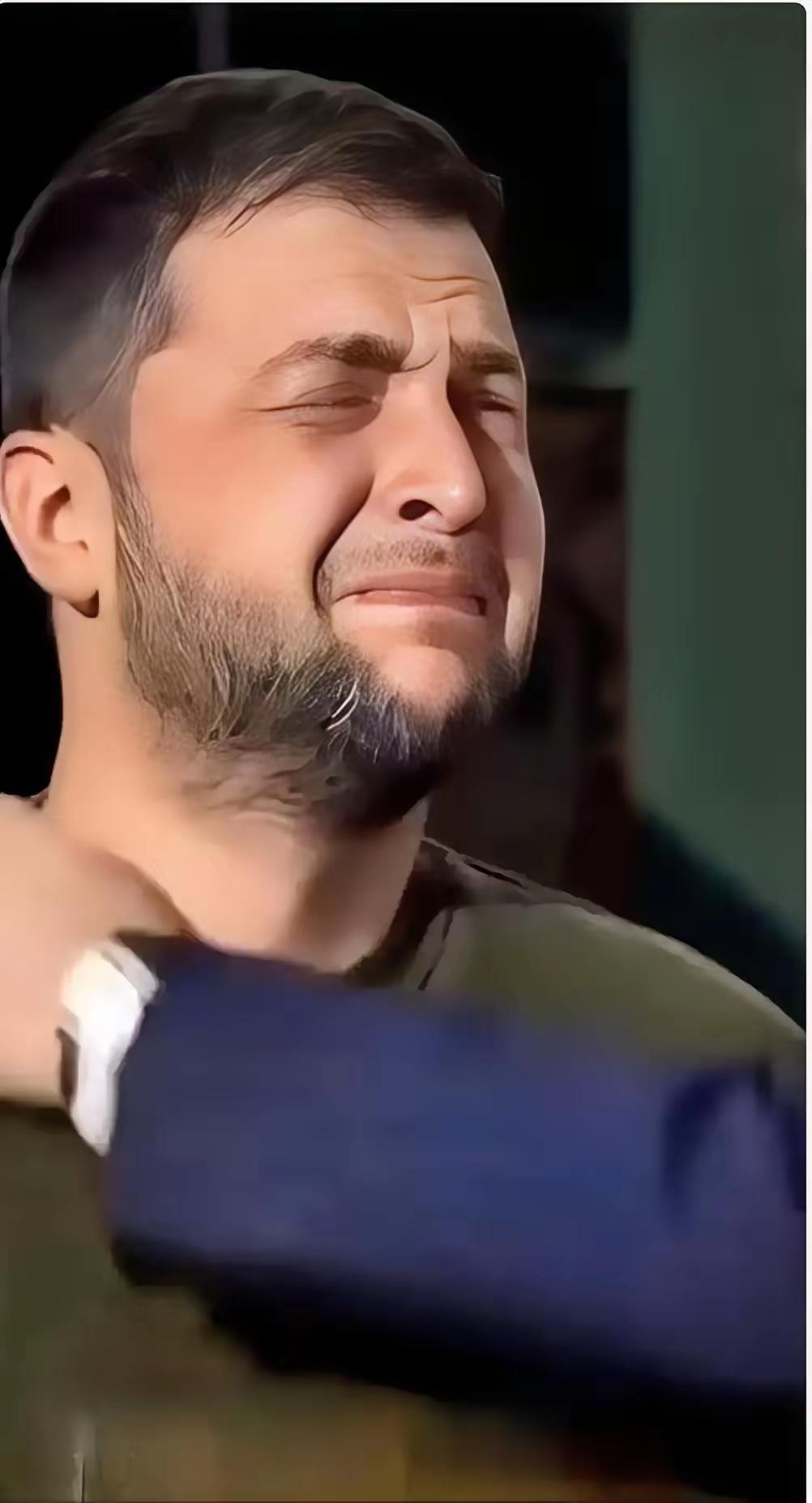 泽连斯基心碎了。泽连斯基公开表示:“乌克兰面临着艰难的抉择，要么失去尊严，要么失