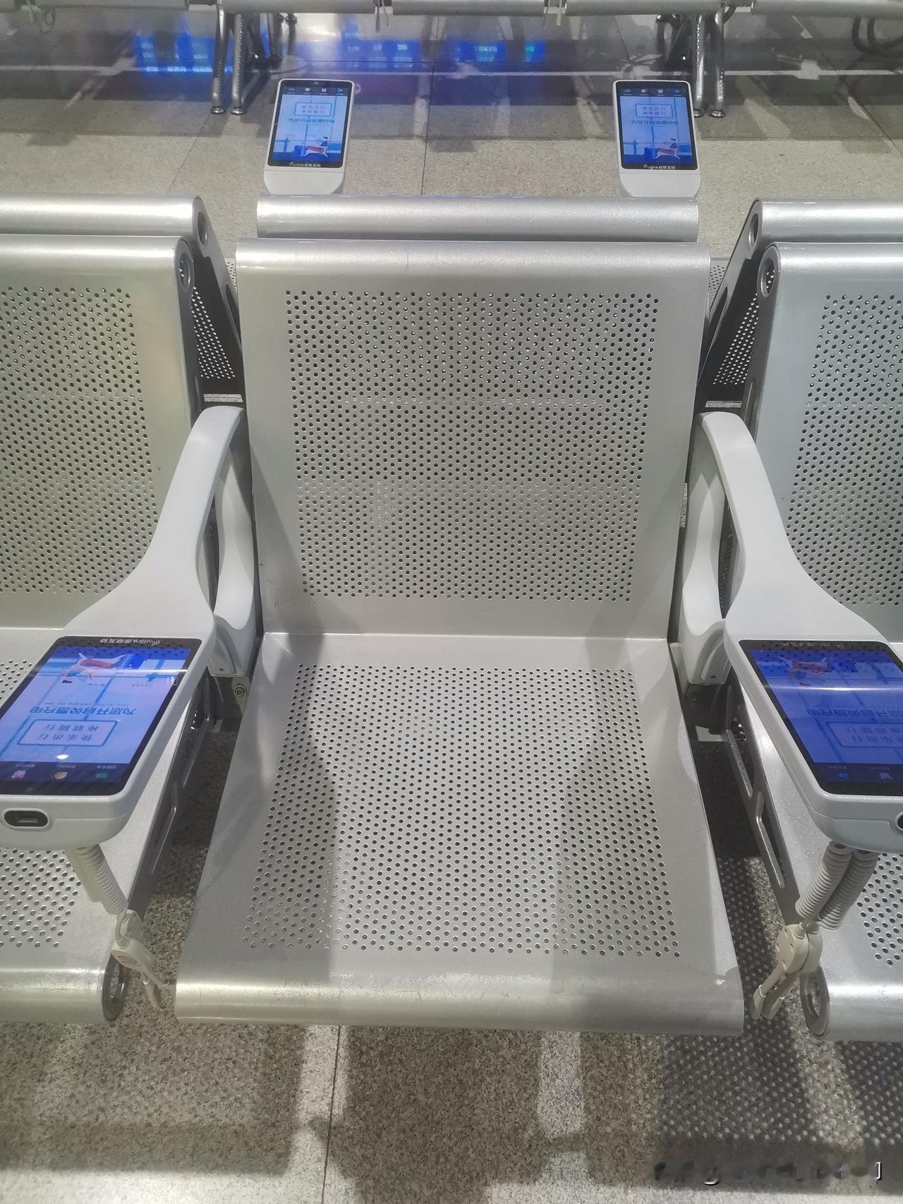 现在火车站的共享充电宝都这么方便了吗，直接都安装到座位扶手上了，可以一边休息一边