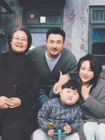 这《抓娃娃》不就是《楚门的世界》的翻版吗？
大号已废，为了培养一个合格的接班人，