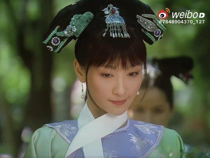 陶昕然cos安陵容妆容神态都拿捏得刚刚好，不是刻意模仿，而是真的有安陵容那股内敛