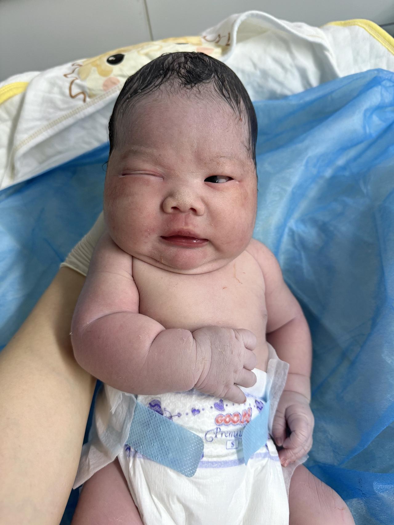 咦～这是姨姨们最爱的胖宝宝🤨
顺产