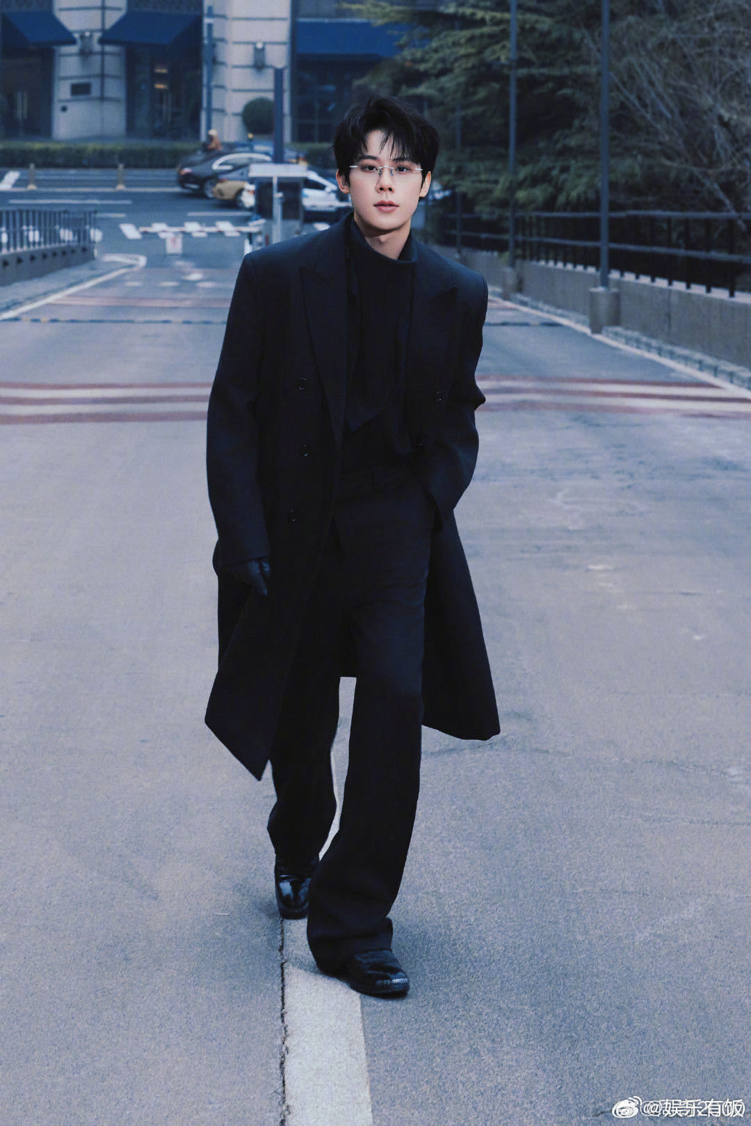 谁来懂一下周奇扶眼镜 不儿，周奇扶眼镜这一下有点斯文败类那味儿了！ 