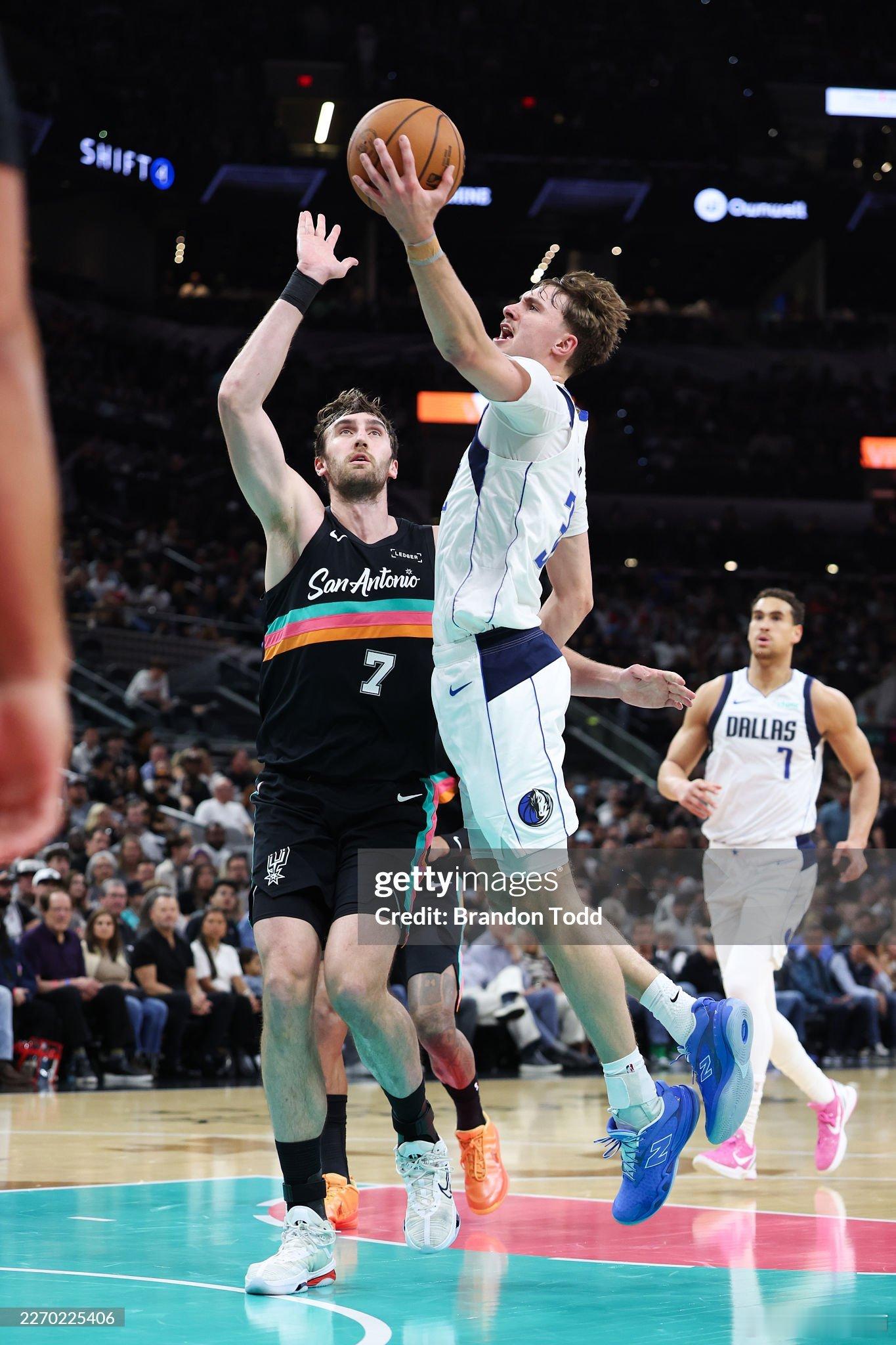 MFFL 上半场结束，我牛65比68落后马刺。大家来说说观赛体验。独行侠vs马刺