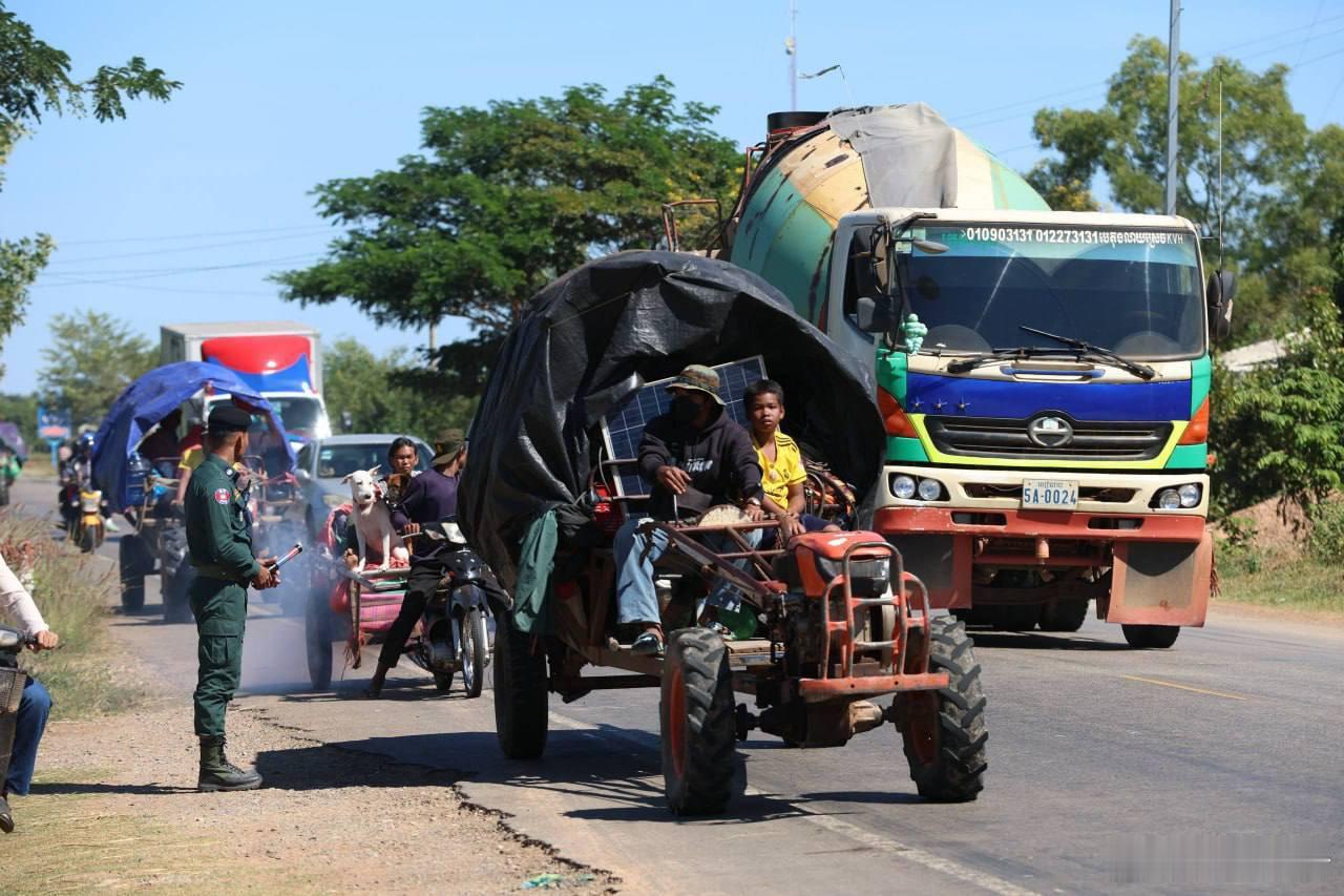 战火北扩致民众逃离，暹粒省居民被迫疏散在泰国军队于2025年12月15日上午动用