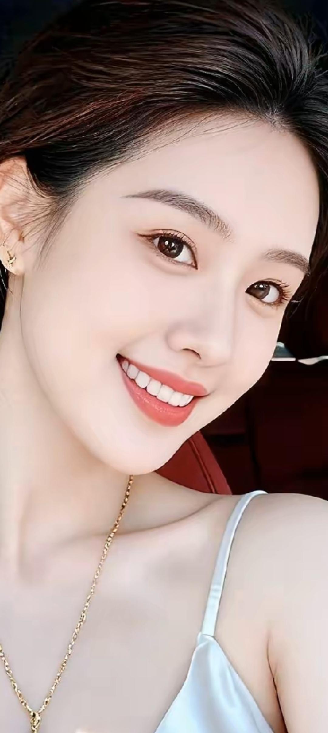 甜美笑容，闪耀耳环，优雅项链，车中自拍，阳光明媚