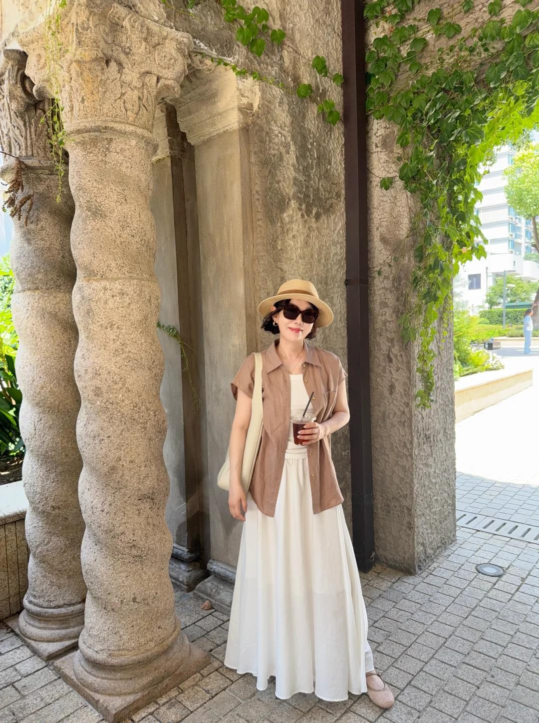 53岁初夏穿搭｜咖白极简，温柔自带松弛感✨

一直觉得，女人最好的穿搭状态，从不