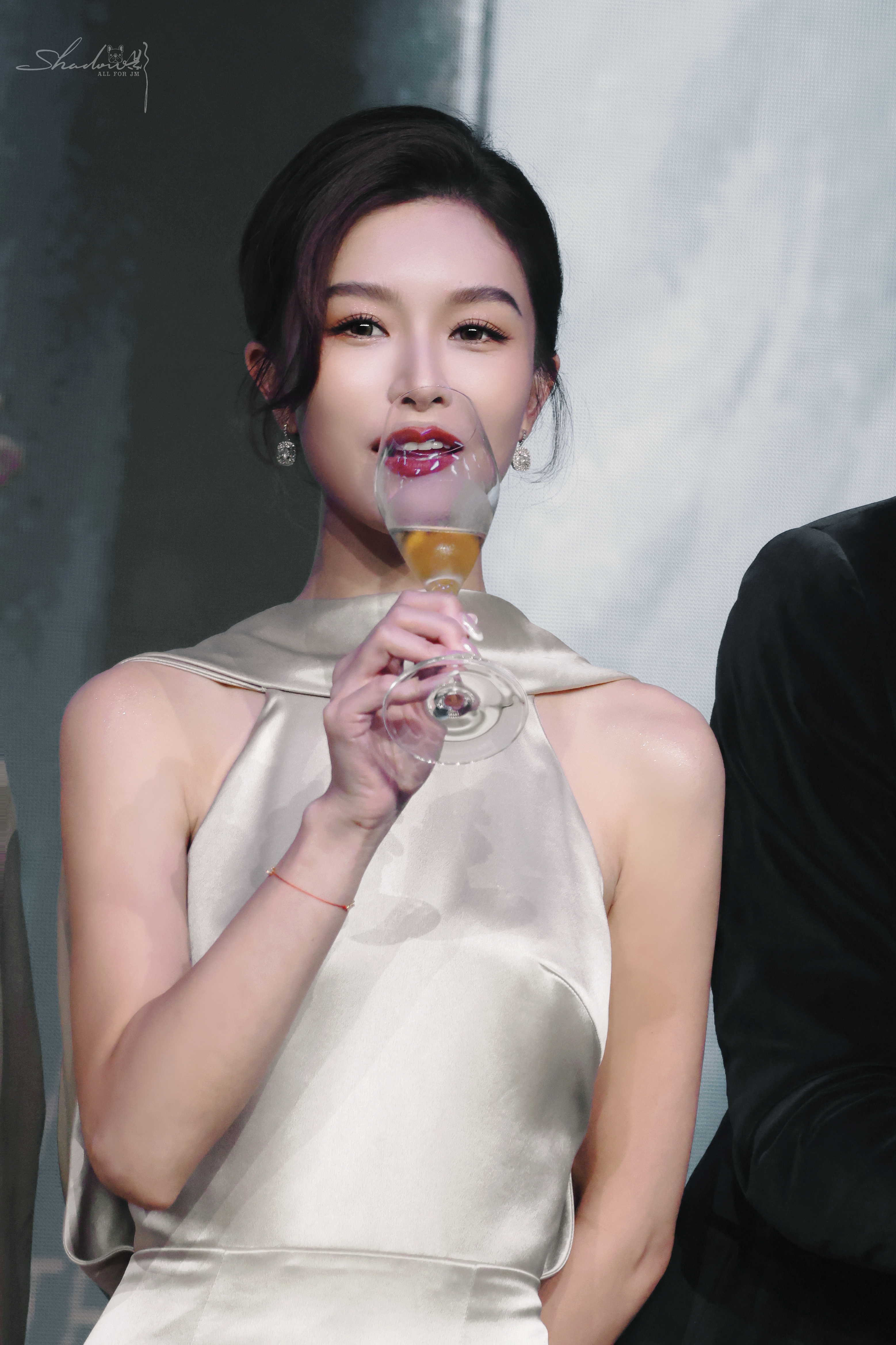 文咏珊  金色长裙不仅彰显了女性的高贵气质，更在光线的映照下，勾勒出曼妙的曲线，