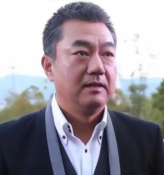 演员也会为钱发愁吗？刷到董勇在网上说，现在特别想能有一份体制内固定的工作，每个月