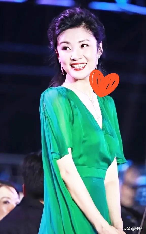 周涛那条查不到牌子的绿裙子，总算有人扒出底细了，结果反倒让人更惊讶。大家原以为是