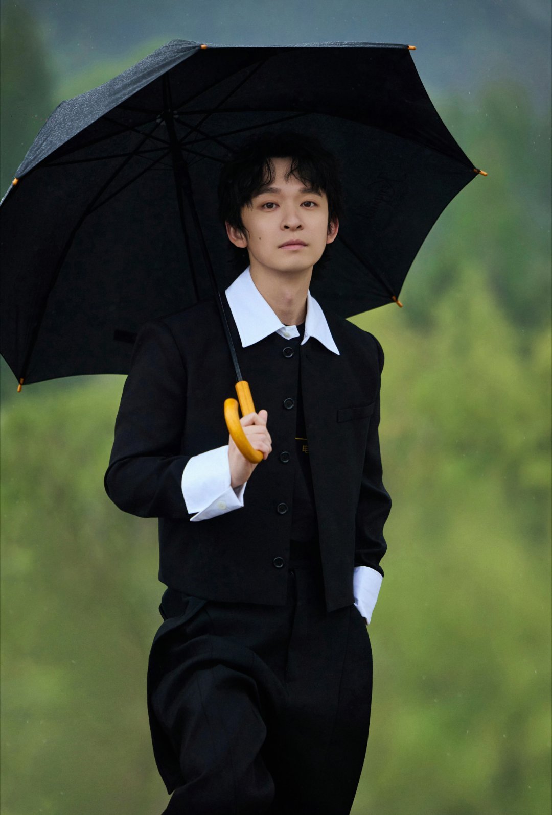 我是演员董子健 最近很空 因为很多人以为他转型做导演不做演员了啊，说明一下演员也