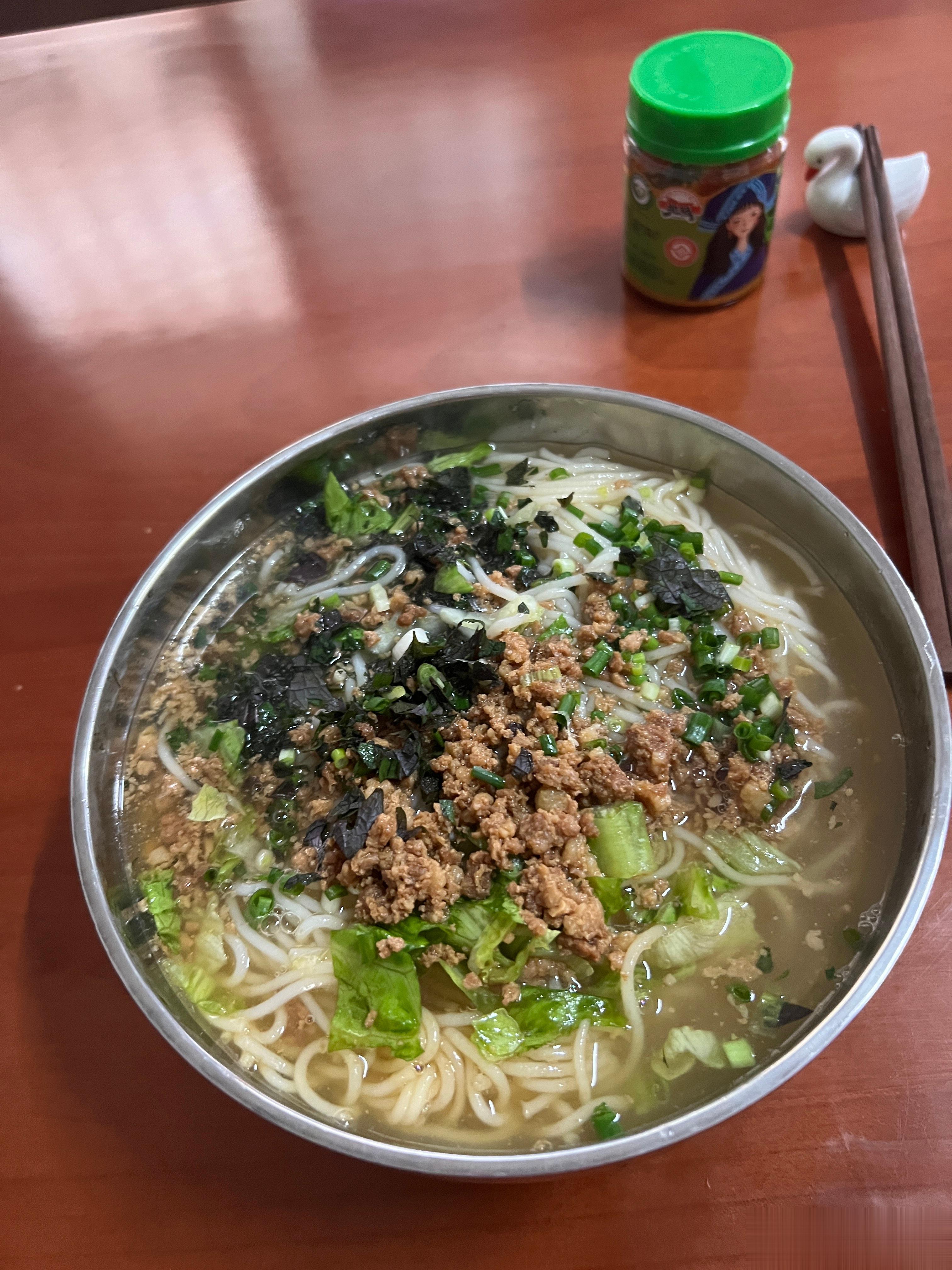 #早餐# 生榨米粉  紫苏叶是标配 ​​​