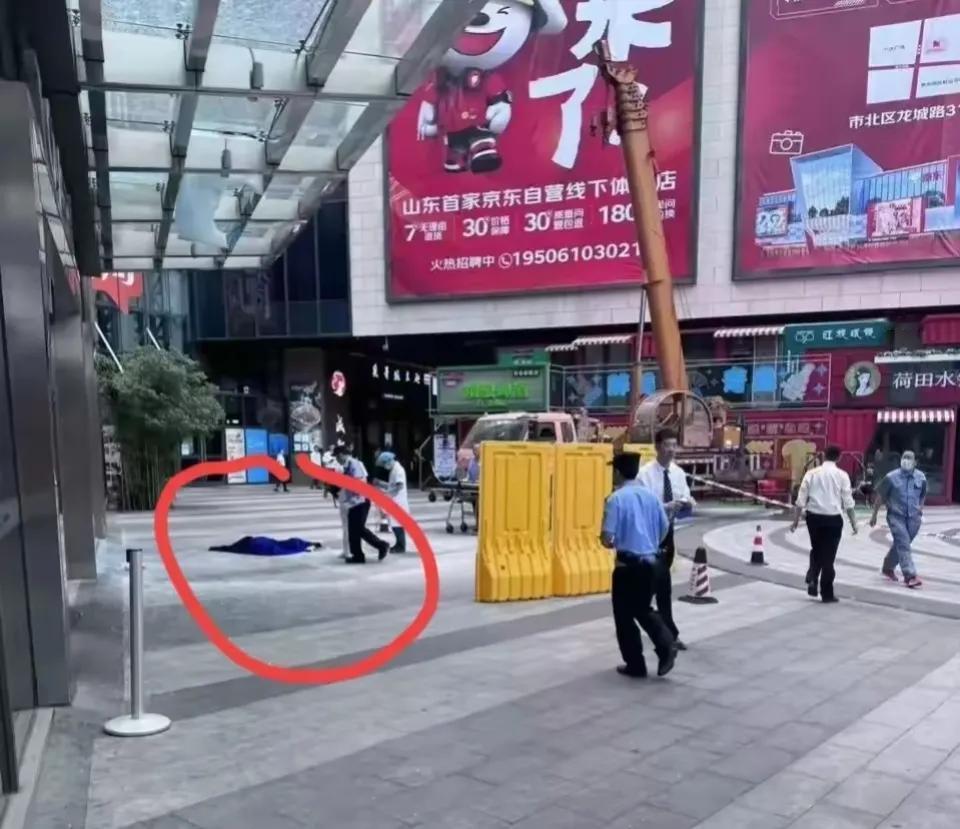 令人痛惜无比！

22岁女子从青岛58层高楼一跃而下身亡，官方通报来了，不是由于