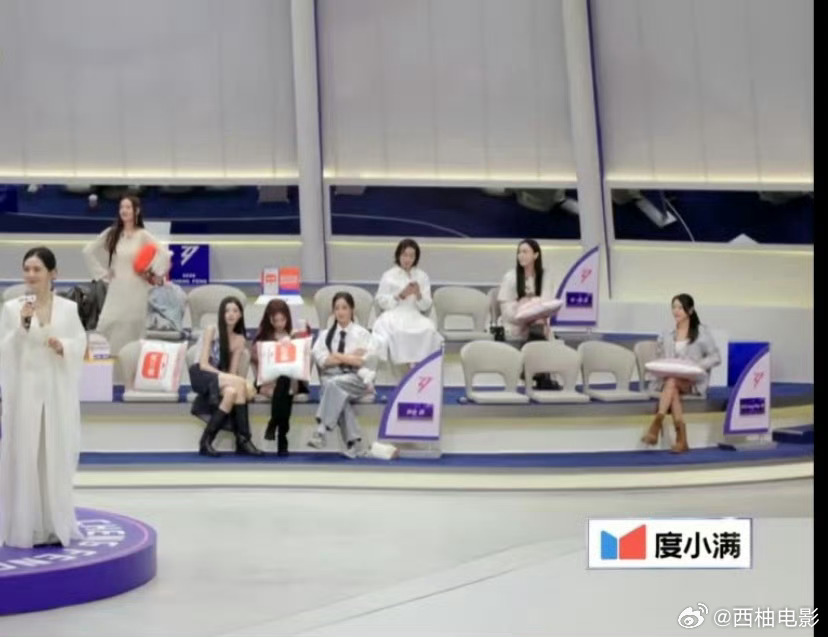 侯宇浪姐直播玩手机就知道录播会坏事，你看吧