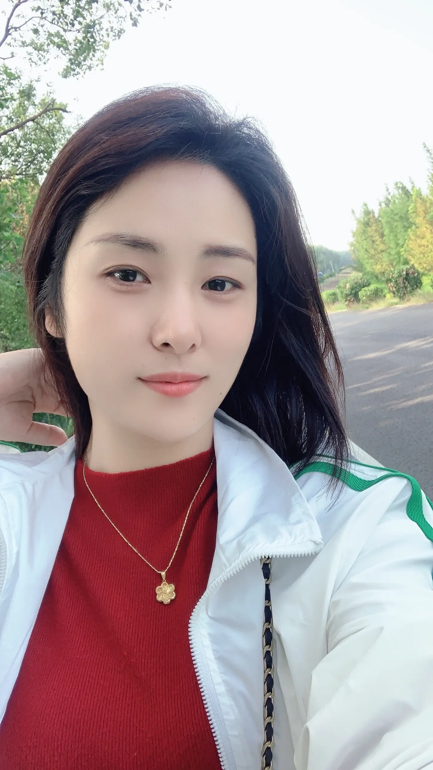在这个薄情寡义的世界里，我依然重情重义的活着，念人恩惠，一个感恩的心 ，记人情意