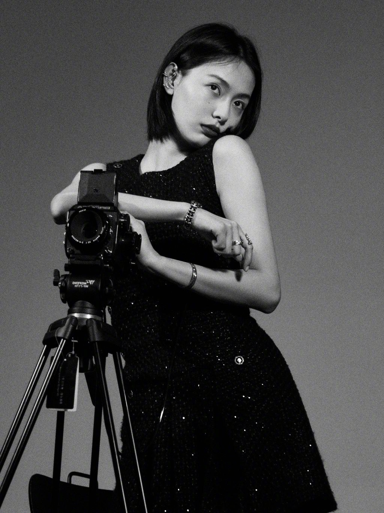 超模、演员携主竞赛入围作品《比如父子》将亮相今晚上海国际电影节开幕式。身穿的全套