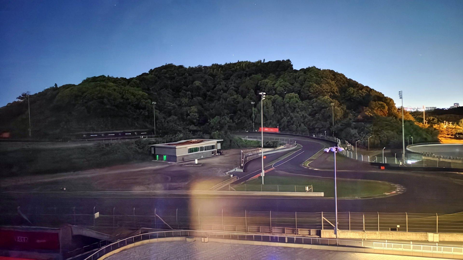 原本下午4点飞的航班，结果凌晨才起飞，凌晨4点，刚到酒店哈哈哈，给大家看看凌晨4