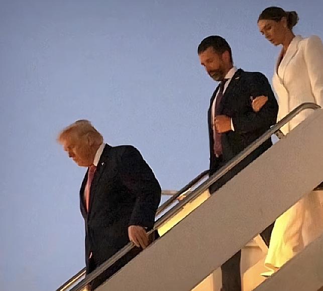 特朗普几乎每个周末都会飞回佛罗里达的海湖庄园，这种高频度的私人庄园度假模式，放眼