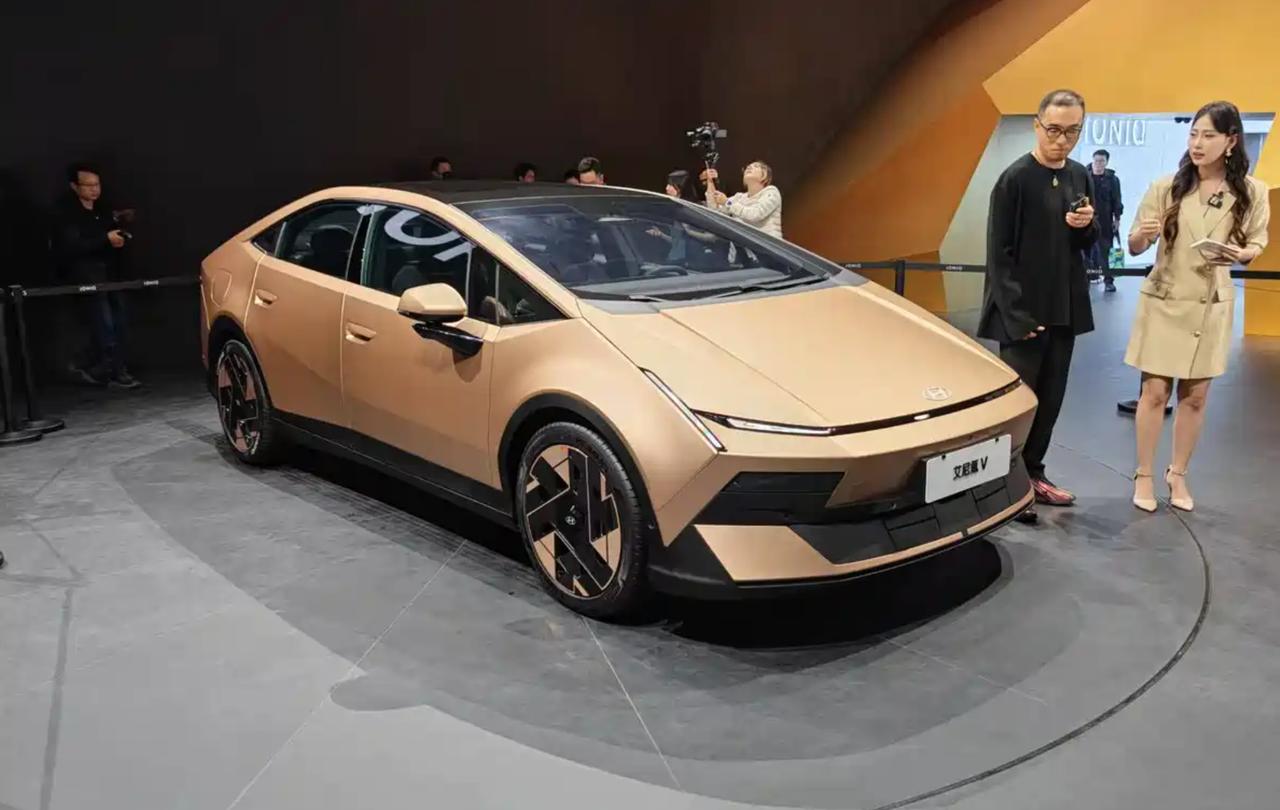 北京现代版的“兰博基尼”来了！在今天开幕的北京车展上，北京现代带来了艾尼氪V！在