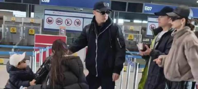 2026年1月21日，有网友在社交平台晒出偶遇戚薇、李承铉带着儿女出游的画面。