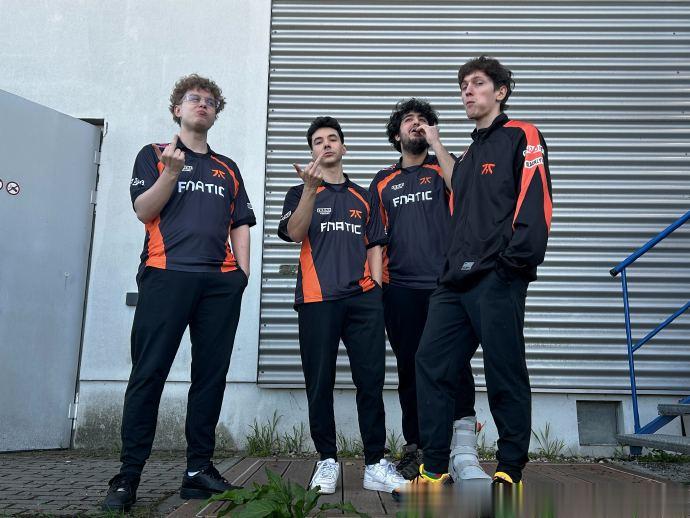 FNC配上合照：以防你没有见过我们的无畏契约“男团”