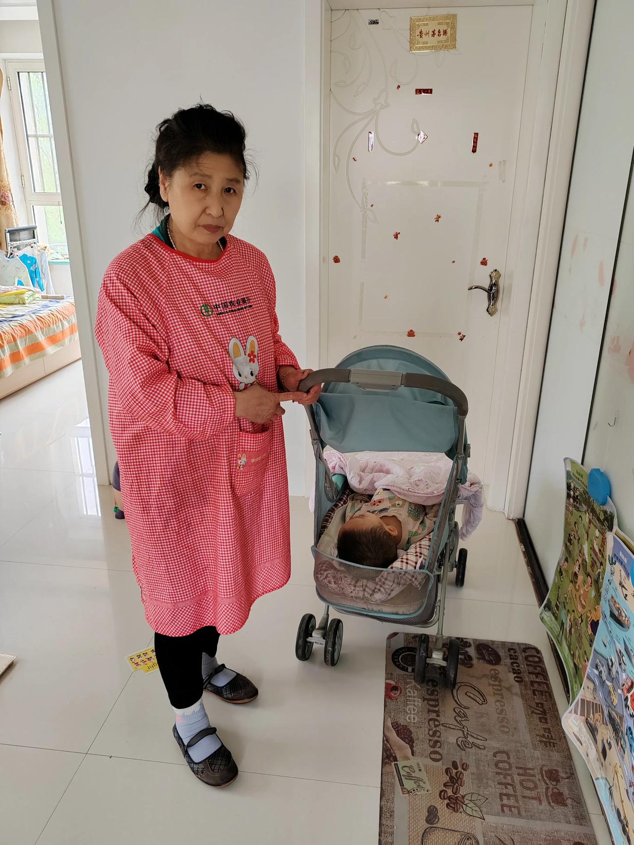 我今天把孙子放小车里，我一边胡乱唱着歌，唱了这首唱那首，我自己都不知道唱了些什歌