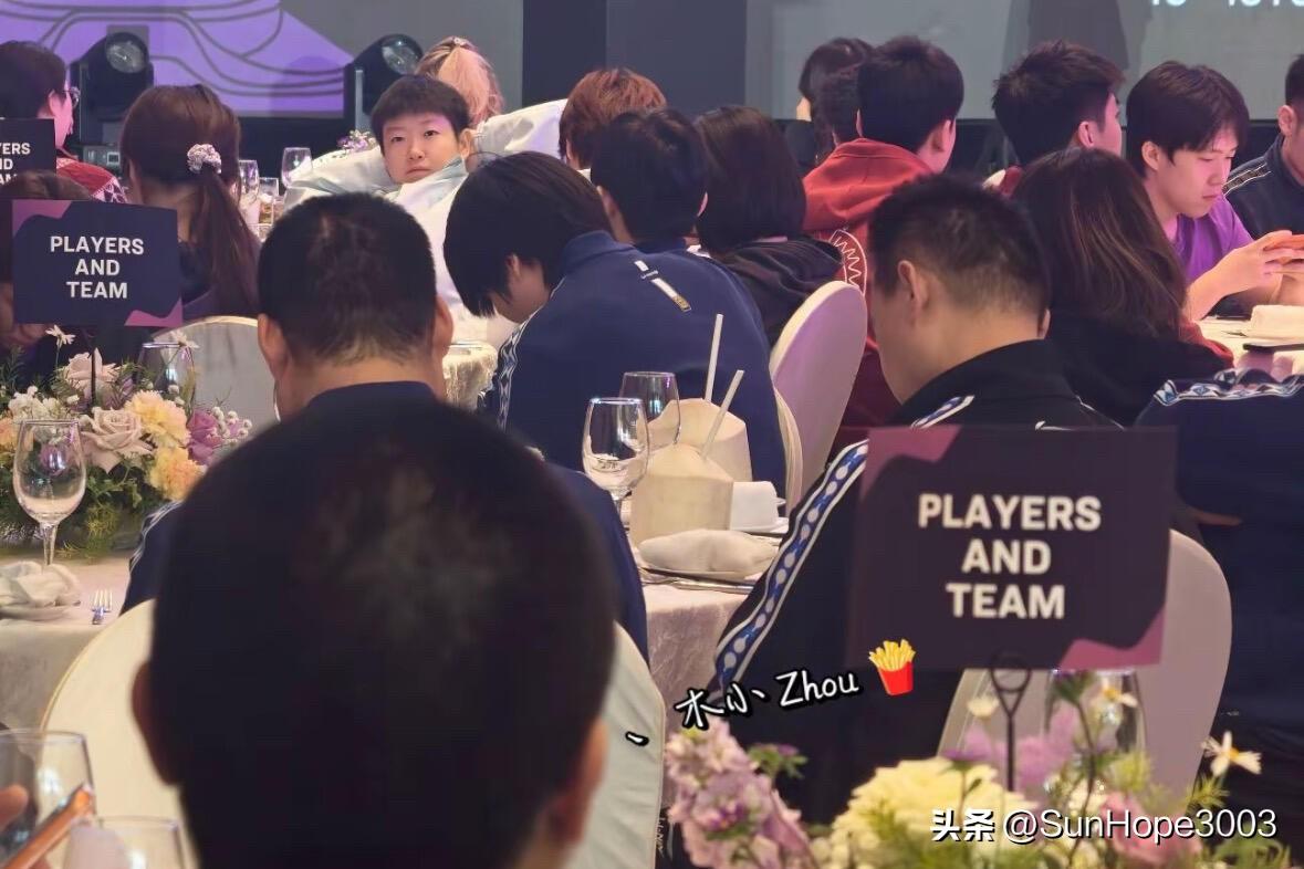3.9日，重庆冠军赛晚宴，莎莎很放松，莎莎她们都很保暖，只有头哥穿了短袖😁

