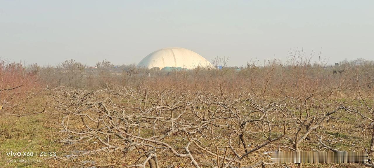 以前，在咸阳奥体中心观光塔上，朝东远望，田野中有个庞大的白色半球状的物体，不知道