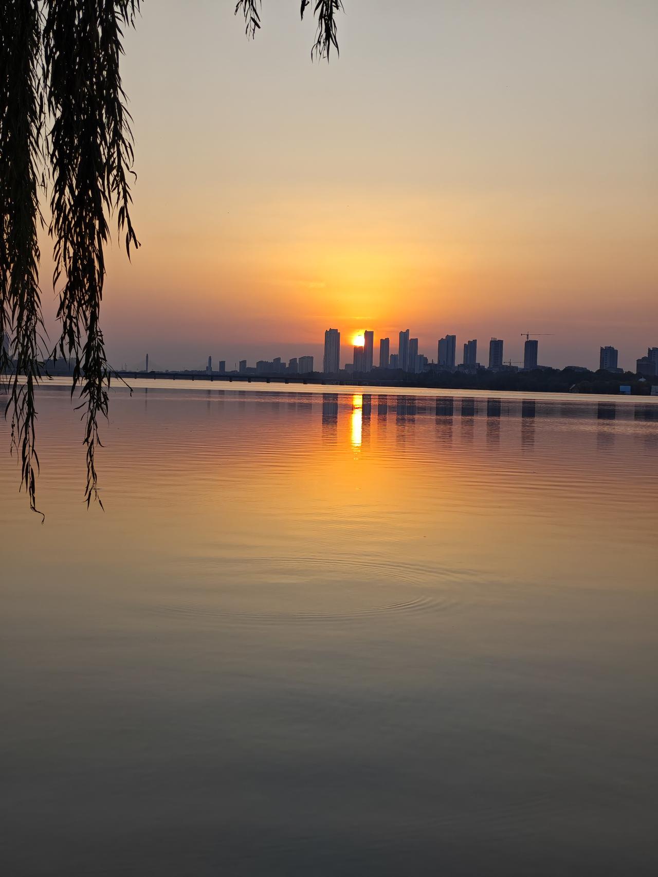 云湖夕阳西下。