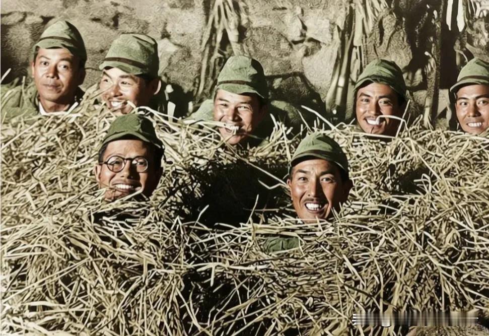 冬日生活打卡季1938年10月，七名侵华日军士兵躲在草堆中，仅露脑袋狞笑留影。这