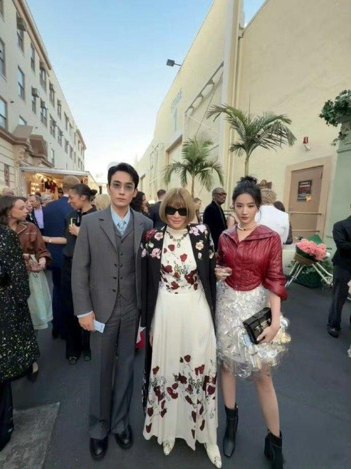 刘亦菲朱一龙秀场同框当地时间26日，VOGUE World在美国洛杉矶举办，众星