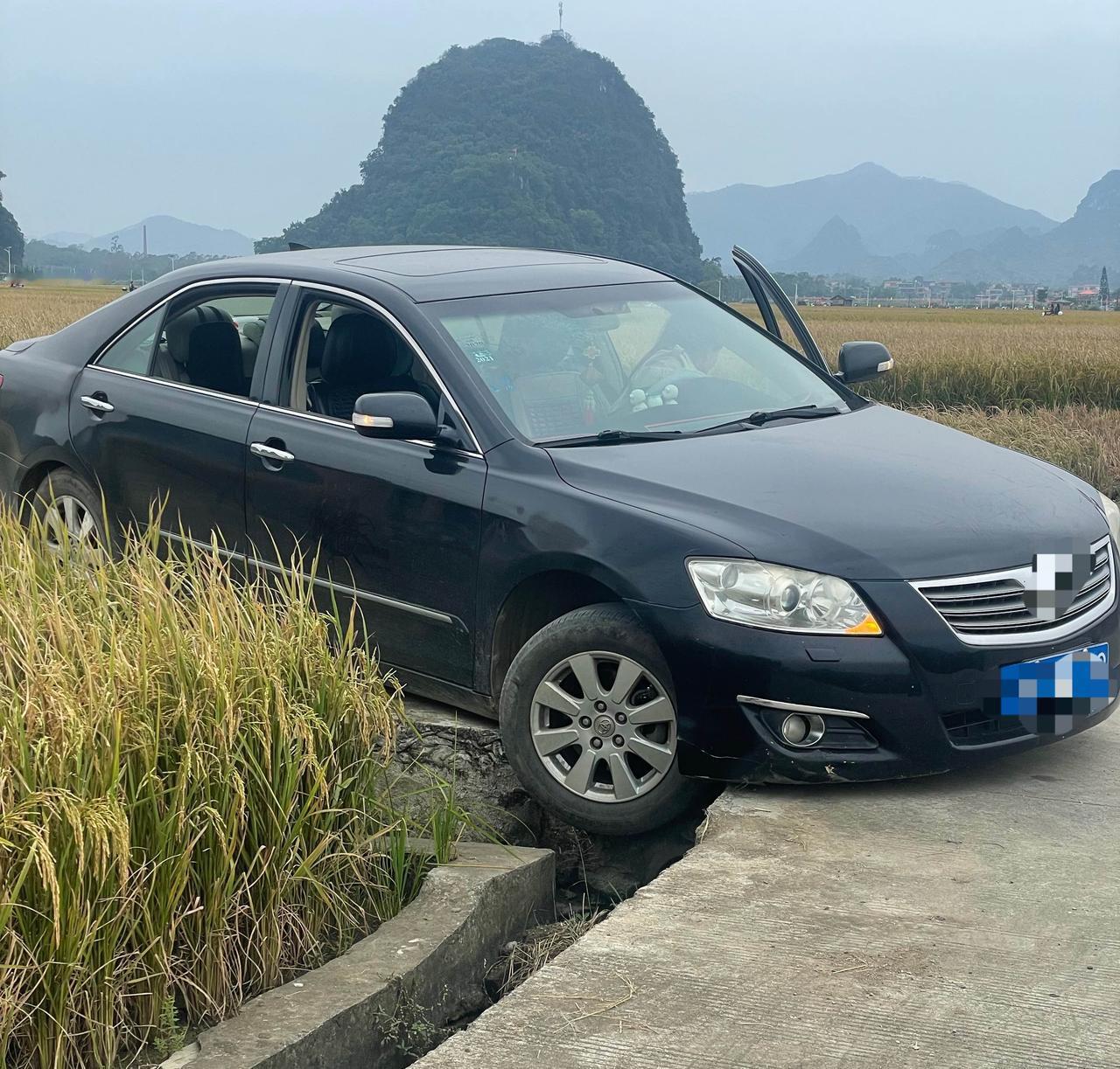 【玉林马塘泉江女司机把小车开卡路沟里】

11月1日，