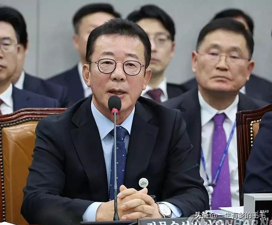 韩国前国务总理韩德洙案庭审再起波澜，昨日（6日），前政务秘书室长洪喆浩出席韩德洙