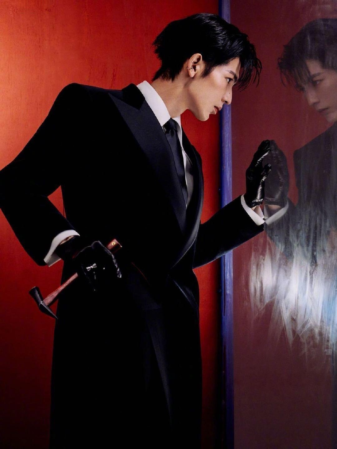 张凌赫 红与黑的纯欲，年轻版教父造型红黑撞色张力拉满，湿发+银色耳夹+黑白西装+