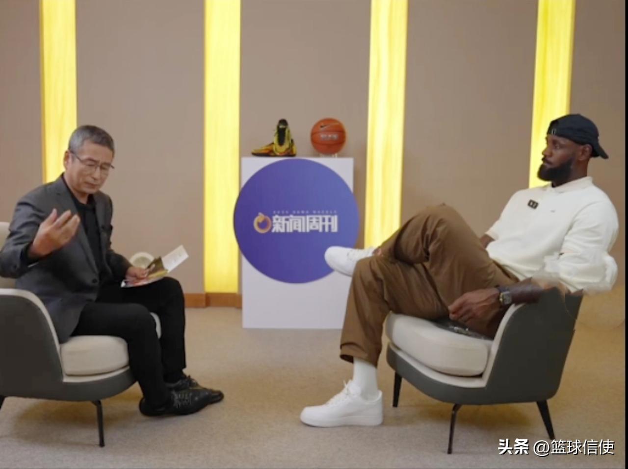 詹姆斯翘二郎腿怎么了，看看库里也翘，只是在正式采访中把腿摆正了，甚至在中国行参加