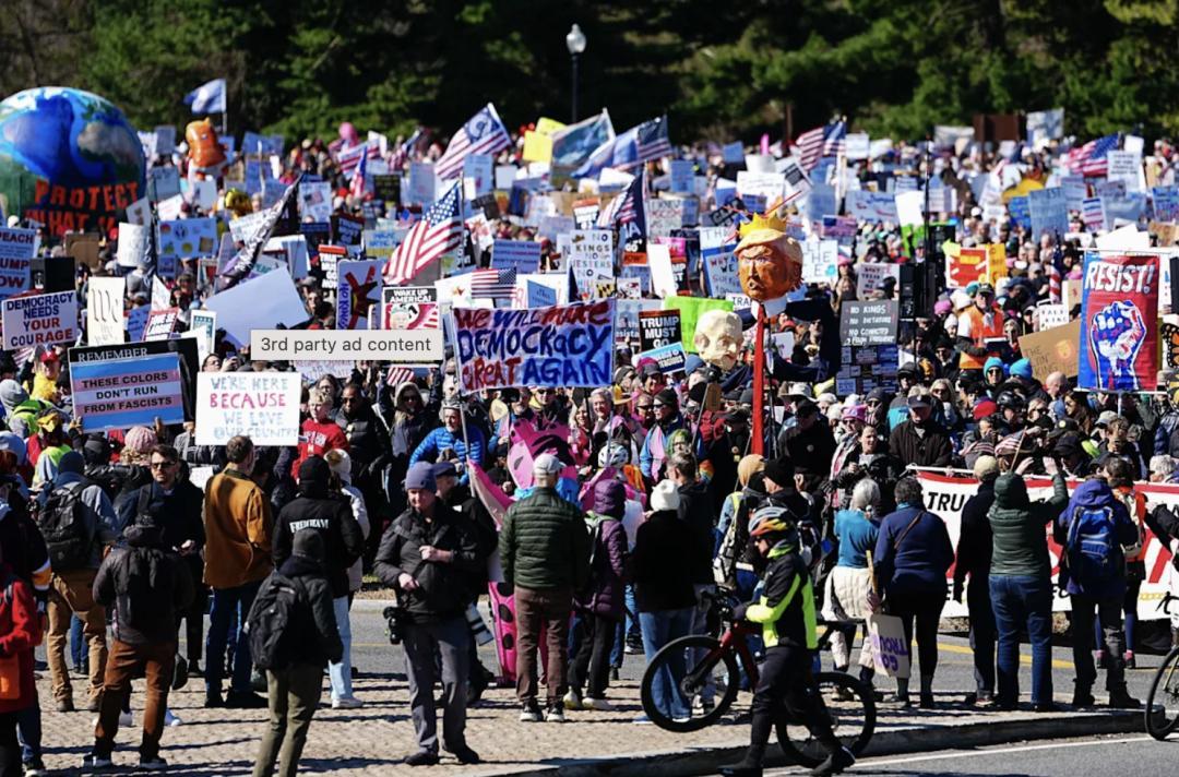 美国彻底绷不住了！50州同时爆发抗议，900万人上街，大选要变天？
 
别再只盯
