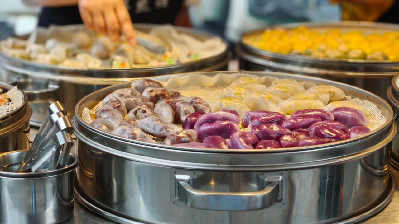 家长在娃娃生日这样作弄他对吗？听一位师友说：“他朋友的娃娃生日时，请了许多同学来