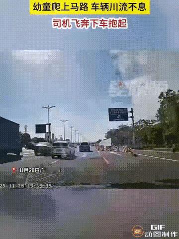 广东珠海一名男子开车回家时，突然从路边爬出一个宝宝，这个宝宝还不会走路，只能爬着