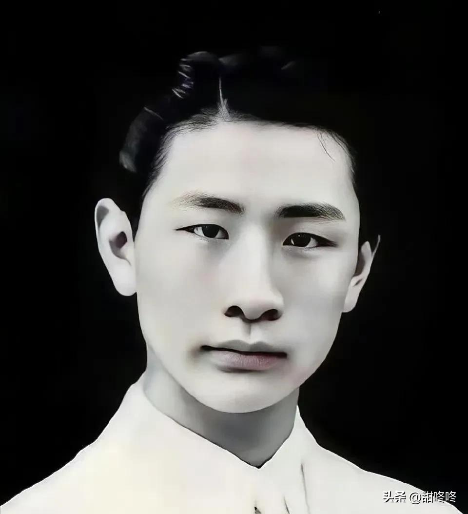 1940年8月7日深夜，北平西四北沟沿一带，一阵急促的脚步声打破了夜的沉寂。抗日