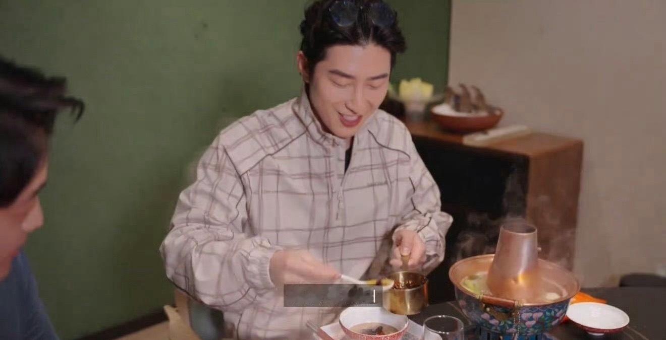 五一跟窦骁去吃北京涮羊肉 约好友挥杆漫步绿茵，驱车奔赴一锅热气腾腾的老北京涮肉～