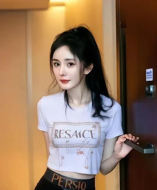 杨幂，简约休闲装氛围感拉满💖
 
褪去红毯华丽礼服，一身休闲穿搭自在随性。没有