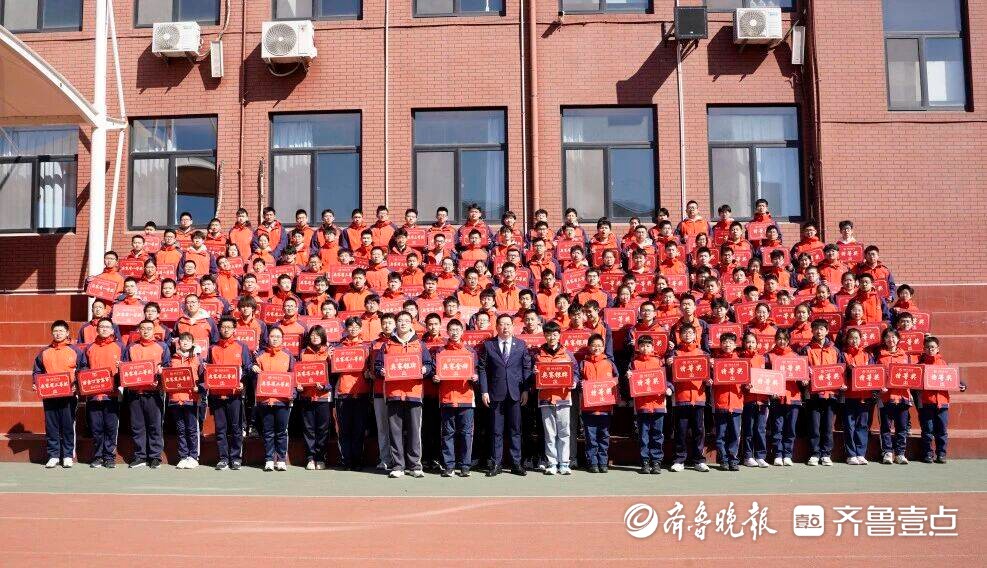 烟台青华中学举行开学典礼，校董寄语学子：识途、策马、致远