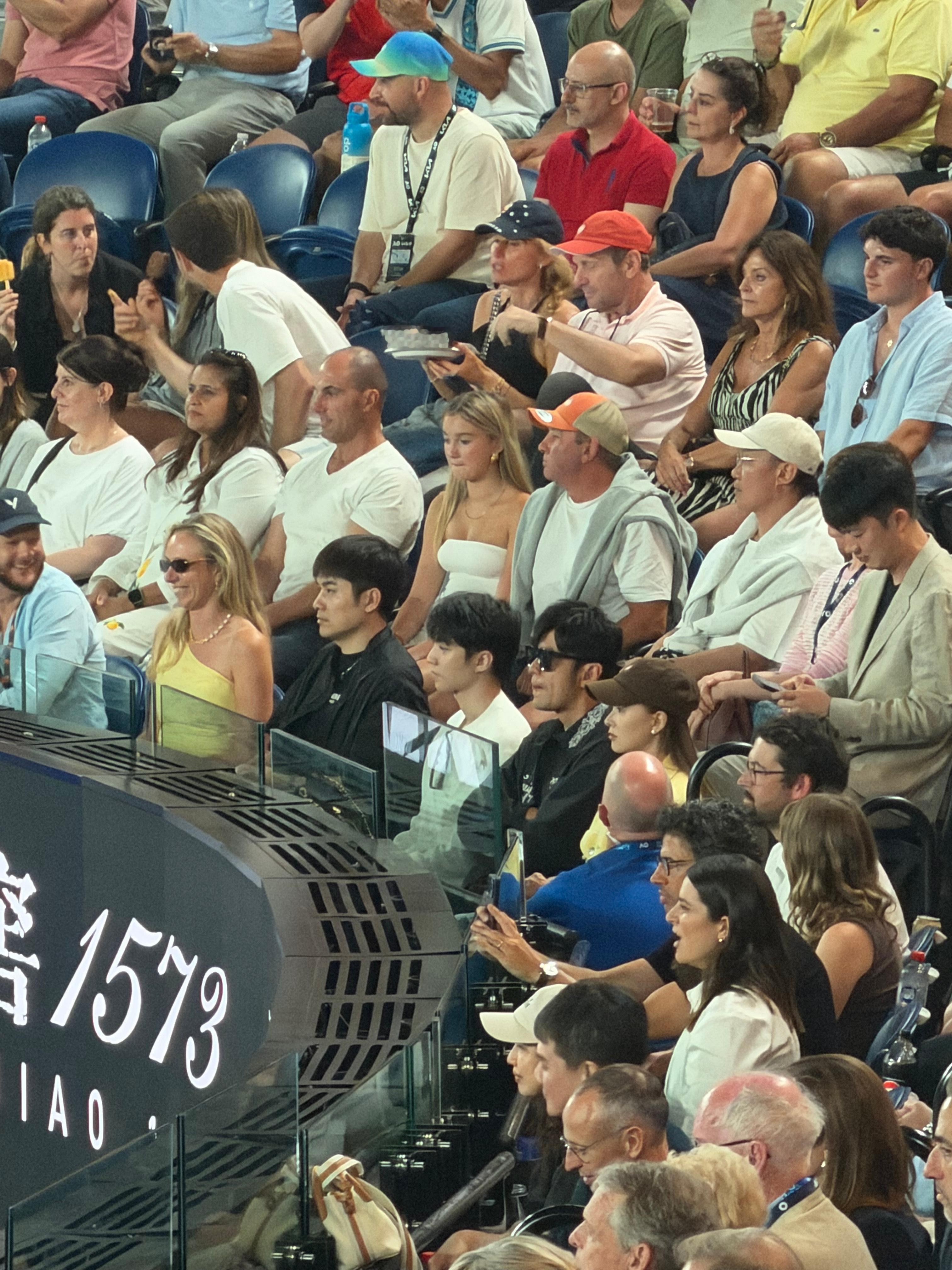 德约科维奇vs辛纳王俊凯、周杰伦、昆凌坐在一起观看这场比赛！ 