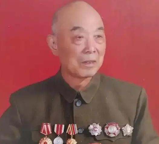 双枪李向阳原型真实身份曝，随身常年携带三把手枪，实战枪法十发七中鬼子，远比电影更