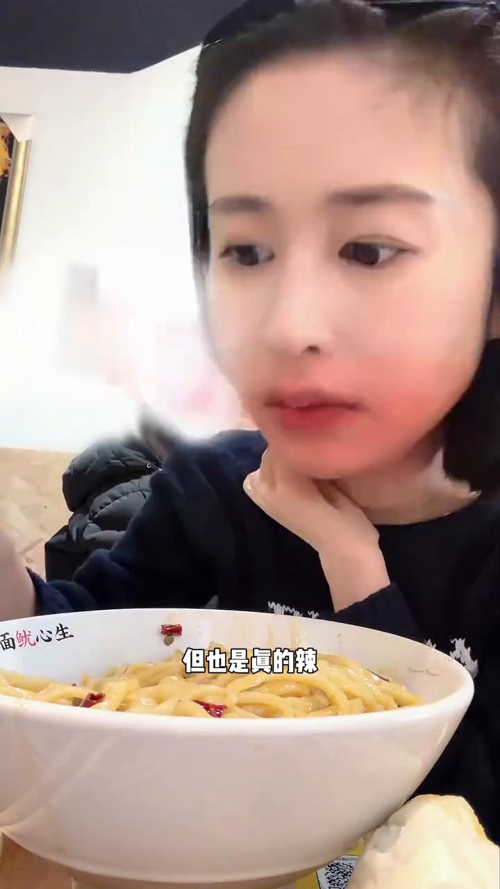 西安暴走式特种兵带娃，我的失眠焦虑被这座城治好了。
美好的一天从一碗爆肚面开始，