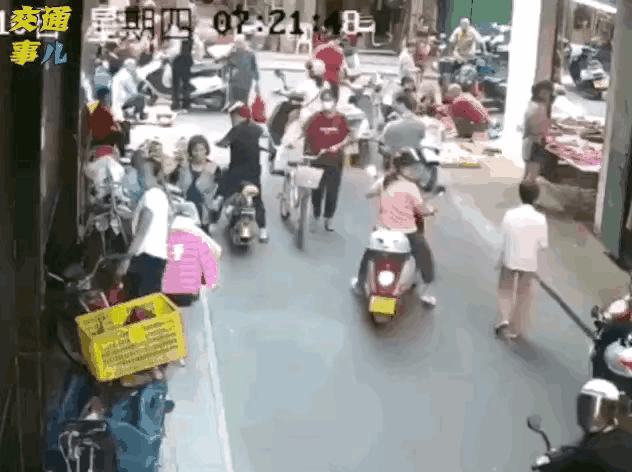 闹市区的车祸，总是让人触目惊心。川流不息的路口，突然一辆汽车倒着飞驰而来，压向人