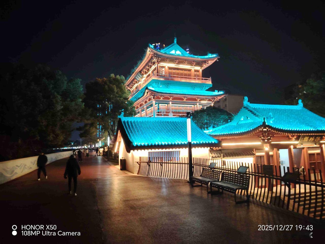 我的今日状态：🏝️旅行度假
我这里的天气：🌤️多云2025年12月27日赏九