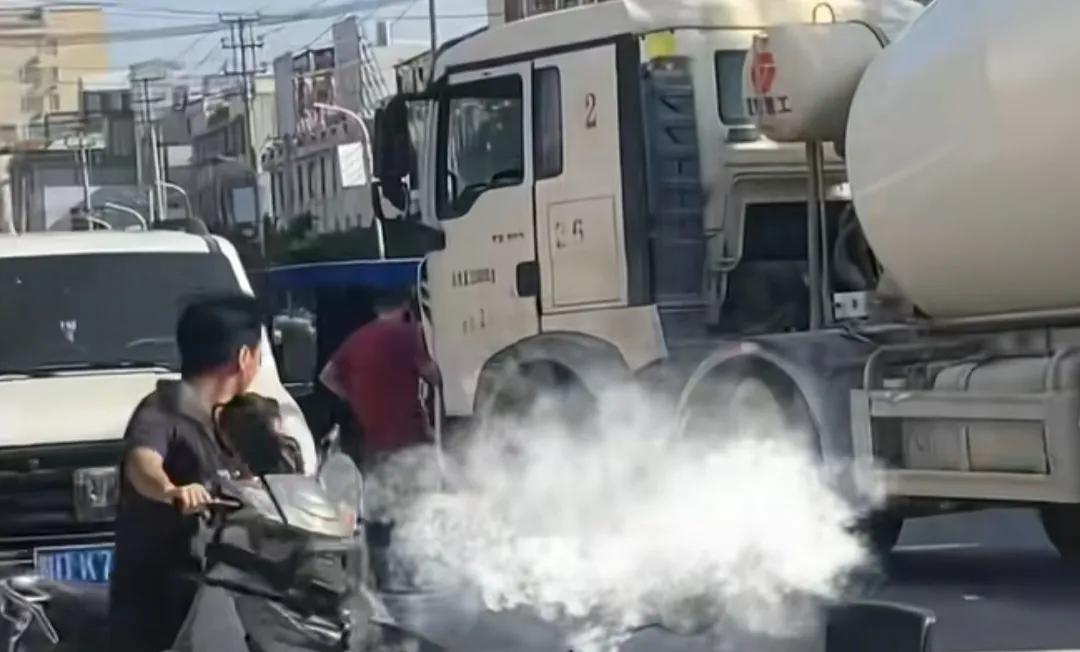 5月13日4时左右，广东汕头潮阳区谷饶谷贵路突发一起交通事故，一辆电动车与一辆搅