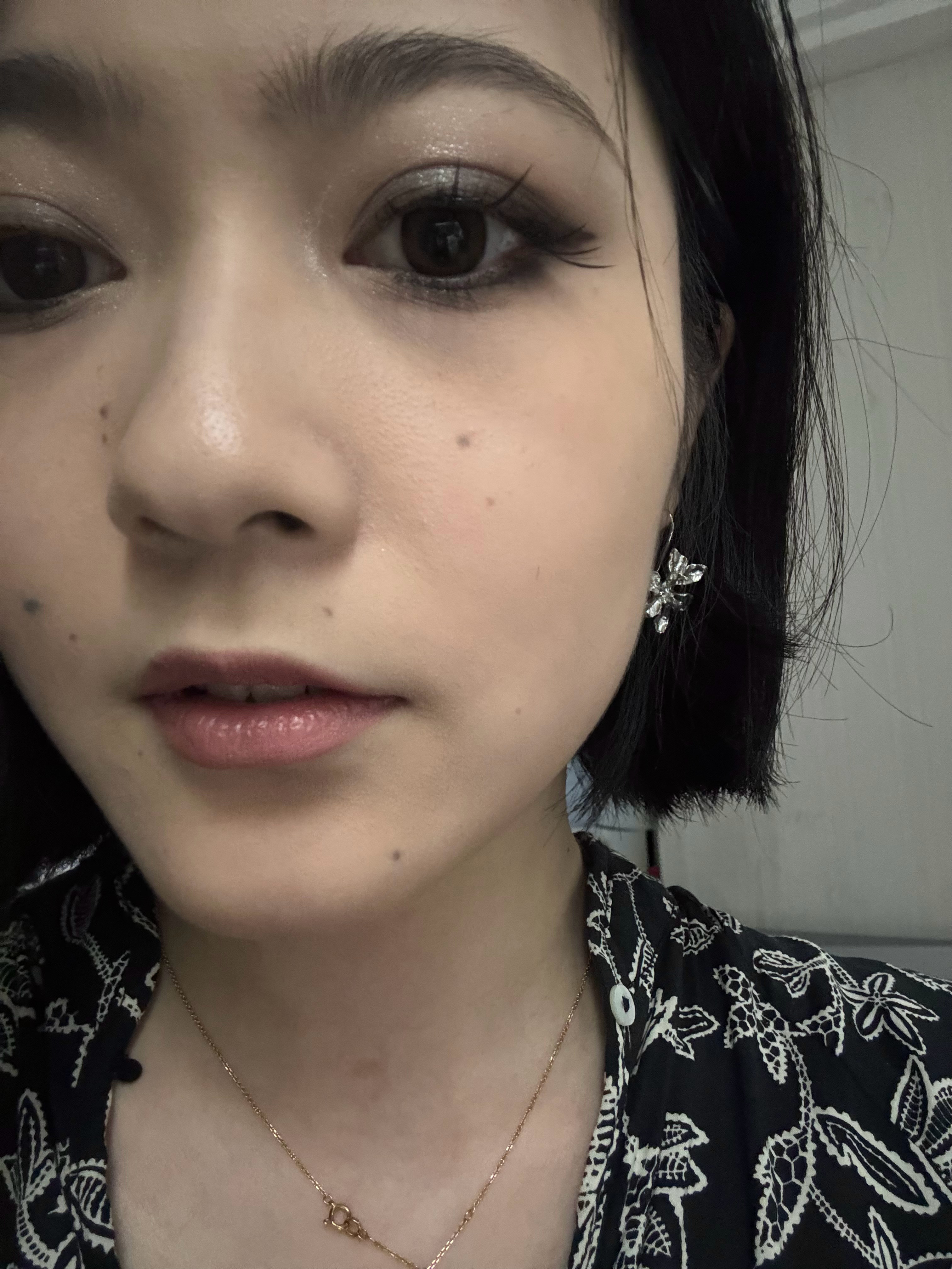 周末躺家里两天 第一次坐起来是为了学贴假睫毛总算是贴上了 深圳