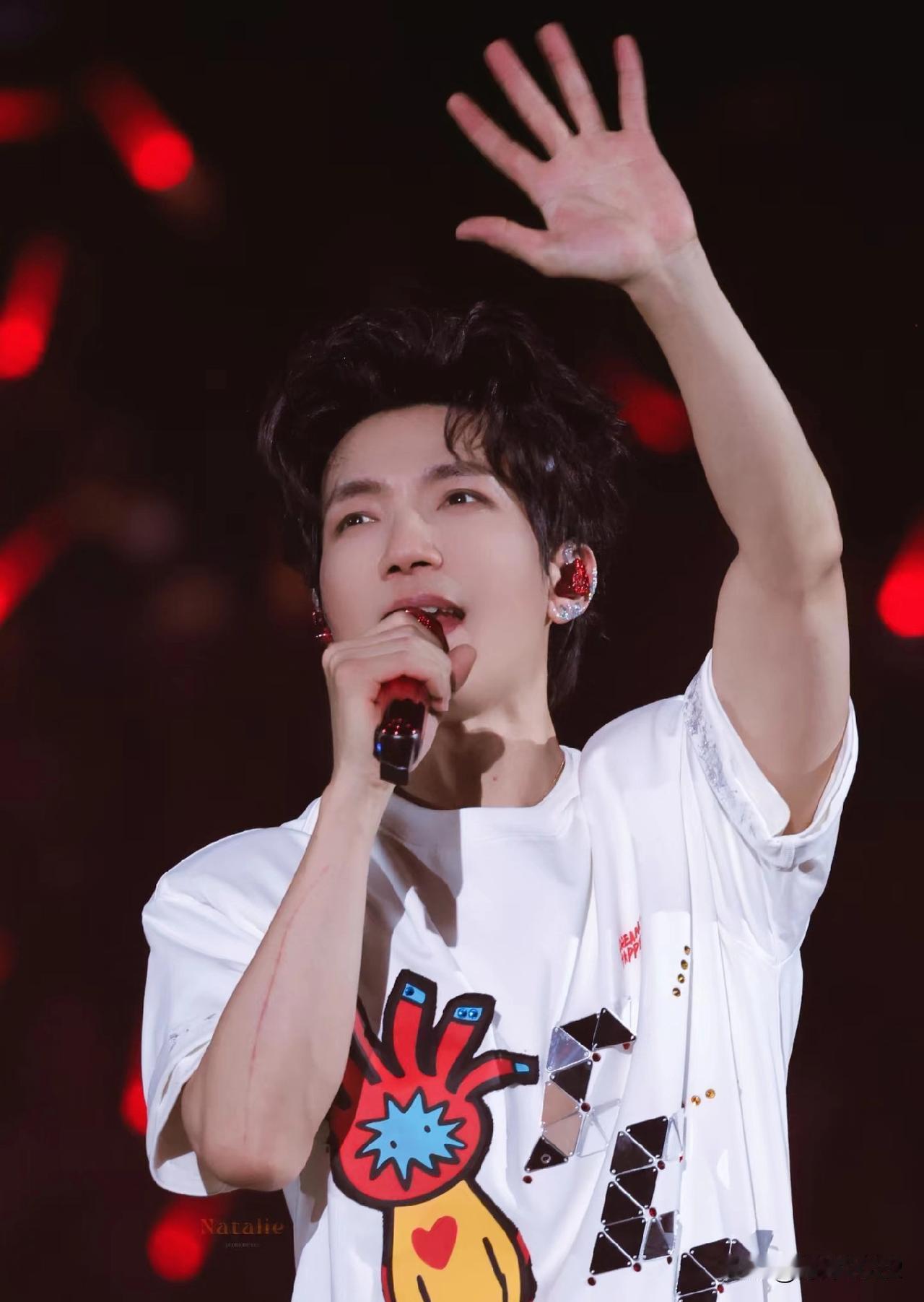 陈楚生 
两条胳膊上竟然有这么长的伤口，
到底是怎么弄的啊！
他唱了3个多小时，