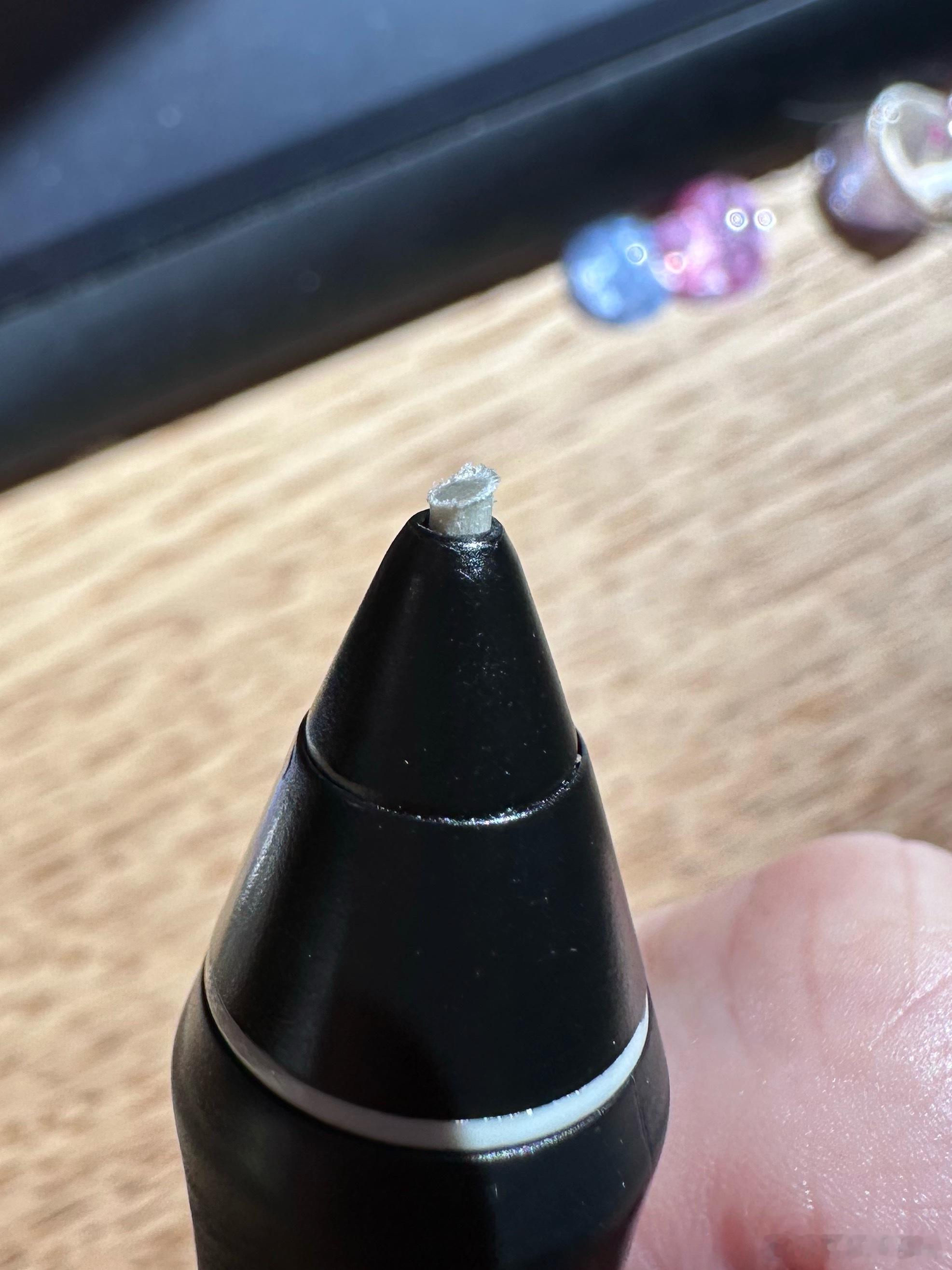 毛毡材质笔头的耐磨性多少有点幽默了，一天就磨平了。 